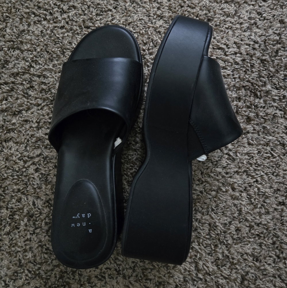 NWOT Platform Sandals